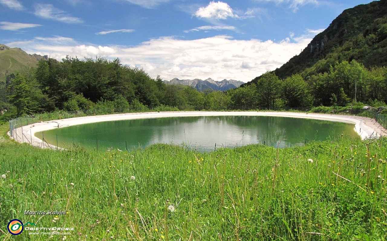 02 Risalgo direttametne per le piste, sfioro il laghetto ....JPG